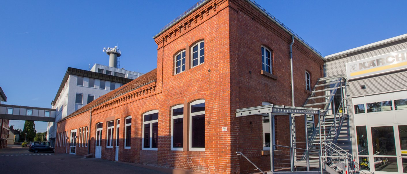 Backstein- und modernes Geb&auml;ude des K&auml;rcher Museums in Winnenden bei blauem Himmel., &copy; SMG, Achim Mende
