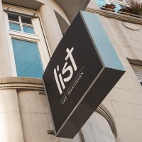 Fassade eines Geb&auml;udes mit gro&szlig;en Fenstern und einem Schild mit der Aufschrift 'list Caf&eacute; Delicatessen'., &copy; Caf&eacute; LIST, Stuttgart