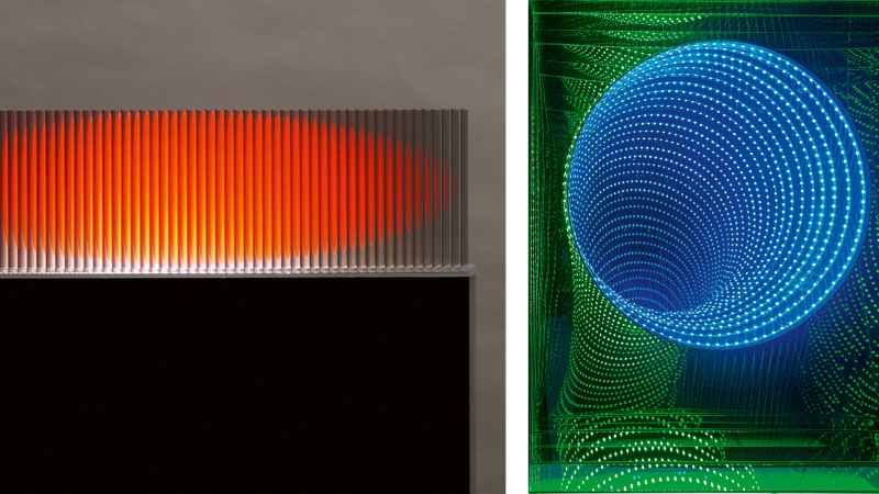 Links ein Kunstwerk mit vertikalen Streifen und rotem Licht, rechts ein blau-grünes, kreisförmiges Lichtmuster in einem modernen Design., © Künstler, Foto: Marius Winterstein + Künstler, Foto: Gerhard Sauer Links ein Kunstwerk mit vertikalen Streifen und rotem Licht, rechts ein blau-grünes, kreisförmiges Lichtmuster in einem modernen Design., © Künstler, Foto: Marius Winterstein + Künstler, Foto: Gerhard Sauer