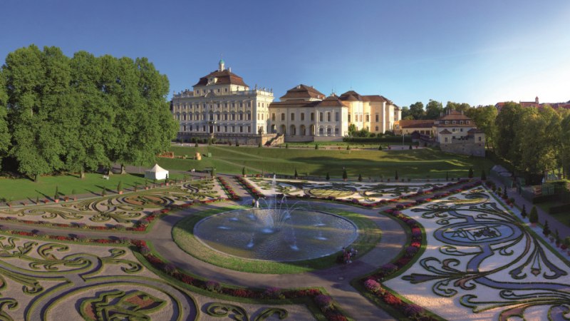 Das Ludwigsburger Residenzschloss mit barocken Gärten und einem zentralen Springbrunnen bei klarem Himmel., © Stuttgart Marketing GmbH Achim Mende Das Ludwigsburger Residenzschloss mit barocken Gärten und einem zentralen Springbrunnen bei klarem Himmel., © Stuttgart Marketing GmbH Achim Mende
