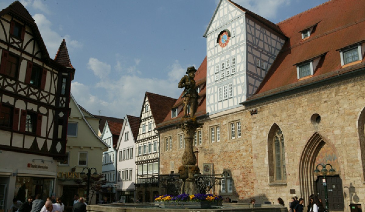 Reutlinger Marktplatz mit historischen Fachwerkhäusern, Marktbrunnen und Spitalhof. Menschen sitzen und spazieren bei sonnigem Wetter., © Mythos Schwäbische Alb im Landkreis Reutlingen e.V. Reutlinger Marktplatz mit historischen Fachwerkhäusern, Marktbrunnen und Spitalhof. Menschen sitzen und spazieren bei sonnigem Wetter., © Mythos Schwäbische Alb im Landkreis Reutlingen e.V.