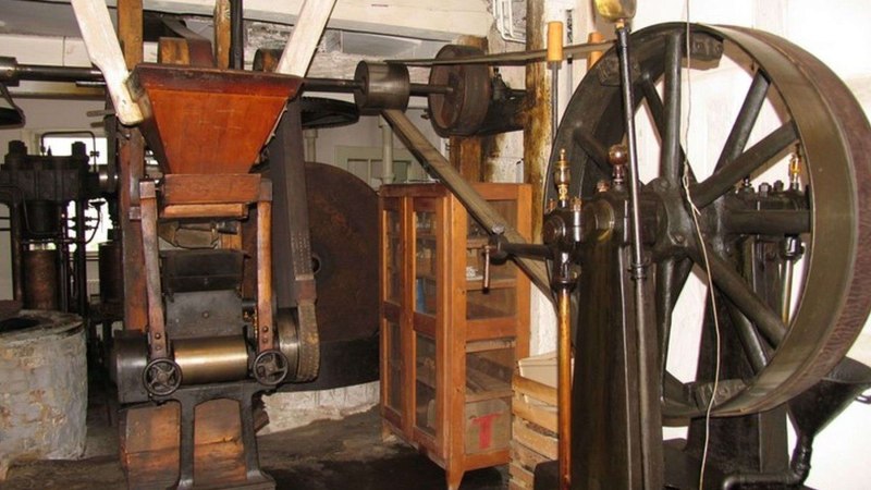 Historische Ölmühle mit alten Maschinen, Holzstrukturen und einem großen Schwungrad. Die Einrichtung wirkt rustikal und industriell., © Stadt Marbach Historische Ölmühle mit alten Maschinen, Holzstrukturen und einem großen Schwungrad. Die Einrichtung wirkt rustikal und industriell., © Stadt Marbach