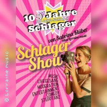Plakat für '100 Jahre Schlager - Die Dinner-Show' mit einer Frau, die eine Kamera hält. Bunter Hintergrund mit Text zu Musik, Comedy und Entertainment., © links im Bild Plakat für '100 Jahre Schlager - Die Dinner-Show' mit einer Frau, die eine Kamera hält. Bunter Hintergrund mit Text zu Musik, Comedy und Entertainment., © links im Bild