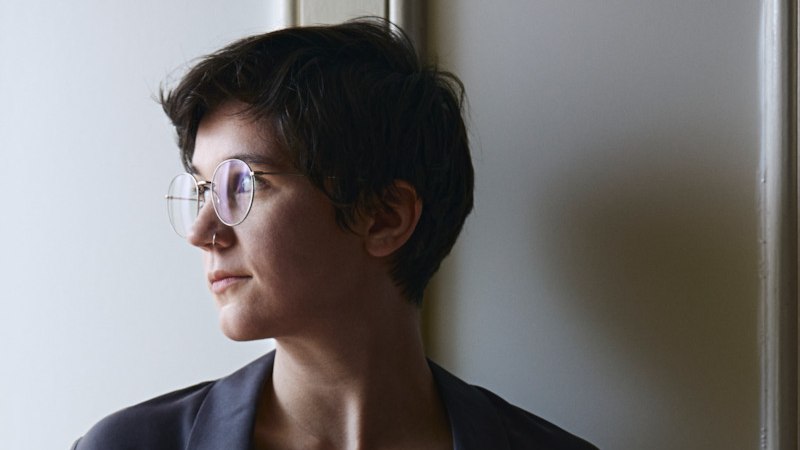 Eine Person mit Kurzhaarschnitt und Brille blickt nach links. Der Hintergrund ist hell und schlicht., © Kulturamt der Stadt Esslingen am Neckar Eine Person mit Kurzhaarschnitt und Brille blickt nach links. Der Hintergrund ist hell und schlicht., © Kulturamt der Stadt Esslingen am Neckar