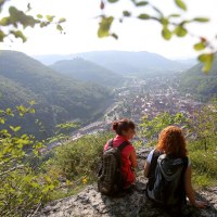 Zwei Frauen blicken vom Kunstmühlefels ins Tal, © Bad Urach Tourismus