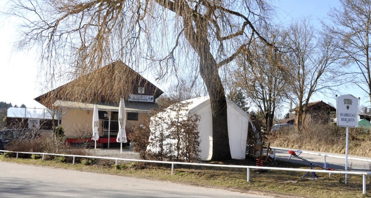 Ein Biergarten namens Heahrhäusle mit einem großen Baum und einem Zelt im Freien. Der Himmel ist klar und sonnig., © Natur.Nah. Schönbuch & Heckengäu Ein Biergarten namens Heahrhäusle mit einem großen Baum und einem Zelt im Freien. Der Himmel ist klar und sonnig., © Natur.Nah. Schönbuch & Heckengäu