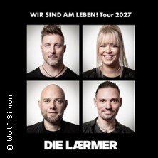 Vier Portr&auml;ts der Band Die L&aelig;rmer auf schwarzem Hintergrund mit dem Tourtitel 'Wir sind am Leben! Tour 2027'., &copy; links im Bild