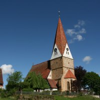 Die Johanneskirche in Gingen steht unter einem klaren blauen Himmel mit vereinzelten Wolken. Umgeben von Bäumen und traditionellen Gebäuden., © Landkreis Göppingen Die Johanneskirche in Gingen steht unter einem klaren blauen Himmel mit vereinzelten Wolken. Umgeben von Bäumen und traditionellen Gebäuden., © Landkreis Göppingen