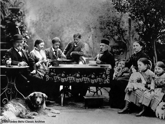 Eine Familie sitzt um einen Tisch im Freien. Ein Hund liegt im Vordergrund. Die Kleidung deutet auf eine historische Aufnahme hin., &copy; Eigenbetrieb Tourismus und Citymanagement Schorndorf
