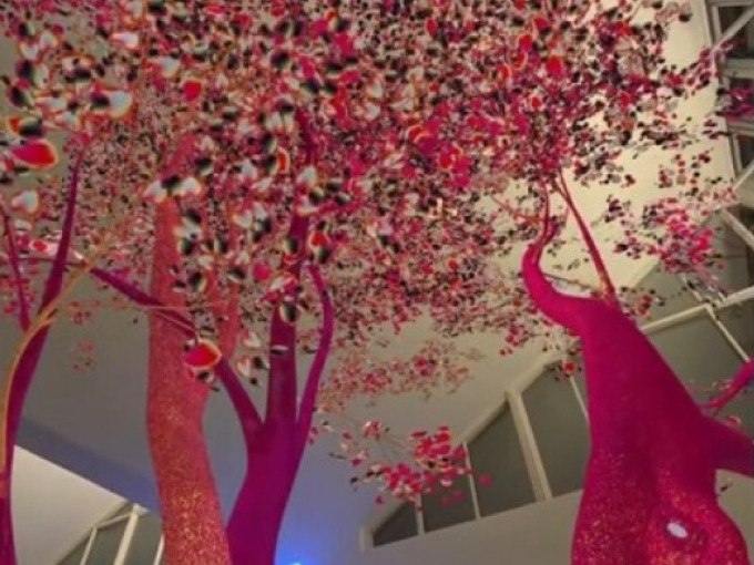 Leuchtend pinke B&auml;ume mit bunten Bl&auml;ttern schm&uuml;cken die Decke eines modernen Geb&auml;udes. Eine beeindruckende Kunstinstallation., &copy; Kunsthalle G&ouml;ppingen