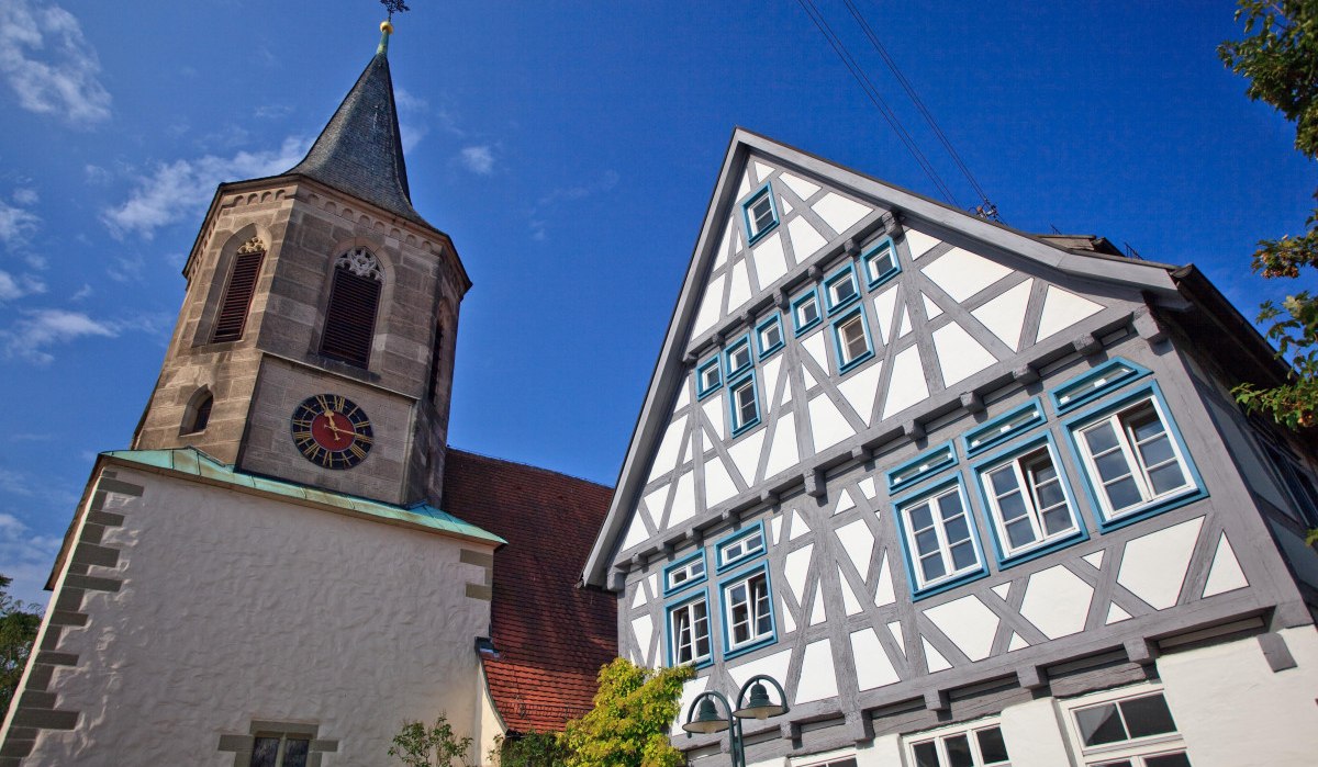 Die Evangelische Kirche Waiblingen-Neustadt neben einem Fachwerkhaus unter blauem Himmel., © Waiblingen - Stuttgart-Marketing GmbH Die Evangelische Kirche Waiblingen-Neustadt neben einem Fachwerkhaus unter blauem Himmel., © Waiblingen - Stuttgart-Marketing GmbH
