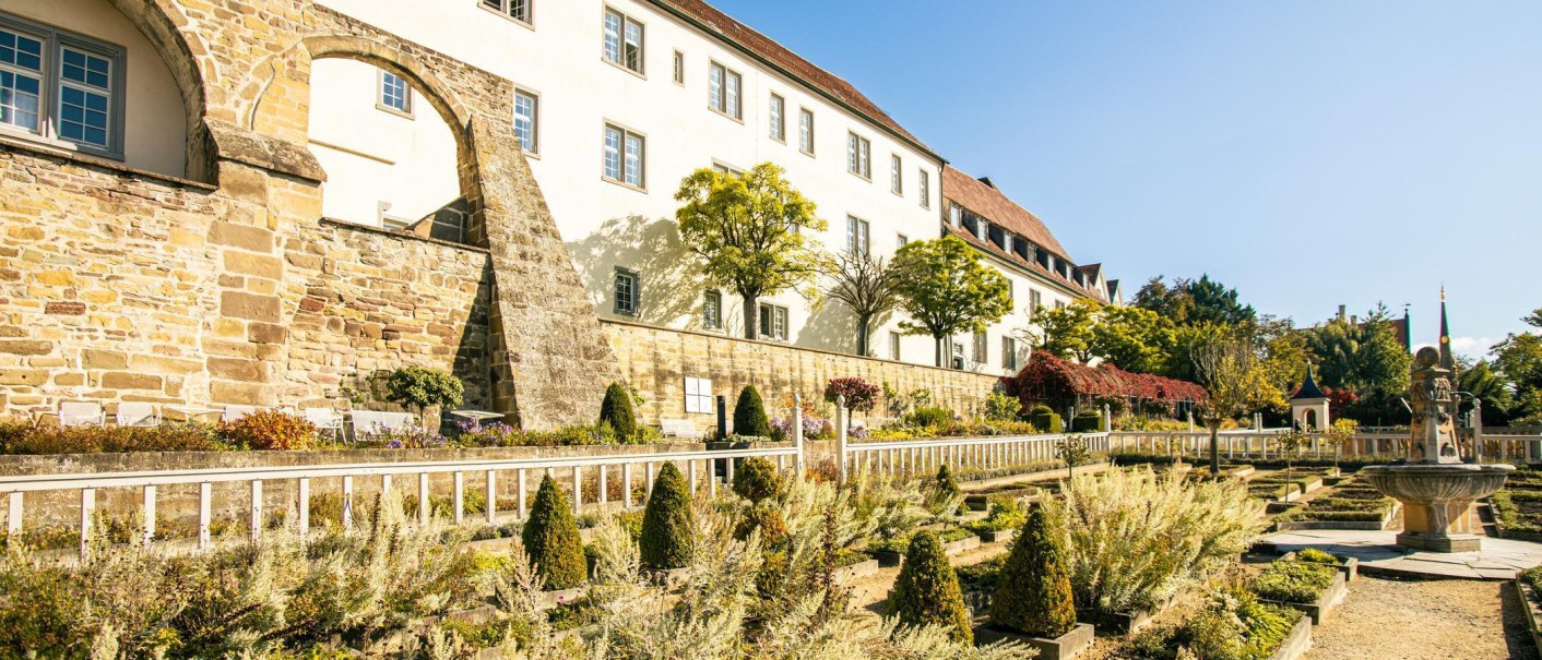 Der Pomeranzengarten in Leonberg zeigt gepflegte Beete und einen Brunnen vor dem historischen Schloss. Die Szene ist sonnig und einladend., © Stuttgart-Marketing GmbH, Sarah Schmid Der Pomeranzengarten in Leonberg zeigt gepflegte Beete und einen Brunnen vor dem historischen Schloss. Die Szene ist sonnig und einladend., © Stuttgart-Marketing GmbH, Sarah Schmid