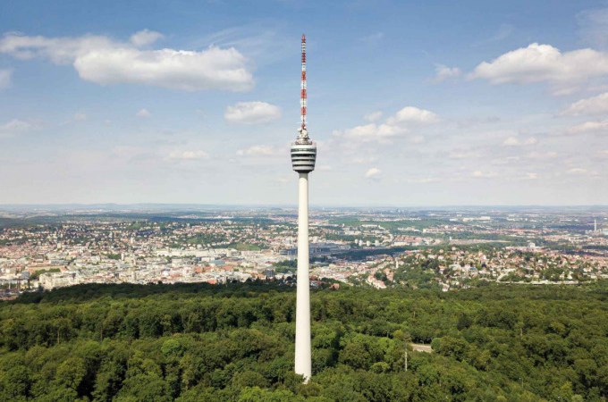 Der SWR Fernsehturm Stuttgart ragt aus einem grünen Wald hervor, umgeben von der Stadtlandschaft unter einem blauen Himmel mit wenigen Wolken., © SWR Media Services GmbH / Fernsehturm Stuttgart Der SWR Fernsehturm Stuttgart ragt aus einem grünen Wald hervor, umgeben von der Stadtlandschaft unter einem blauen Himmel mit wenigen Wolken., © SWR Media Services GmbH / Fernsehturm Stuttgart