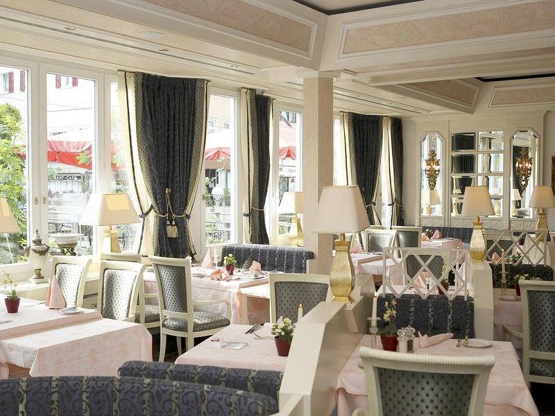 Elegantes Restaurant mit gedeckten Tischen, großen Fenstern und Vorhängen. Die Einrichtung ist klassisch mit Lampen und Spiegeln., © Mokni's Palais Hotel & Spa Elegantes Restaurant mit gedeckten Tischen, großen Fenstern und Vorhängen. Die Einrichtung ist klassisch mit Lampen und Spiegeln., © Mokni's Palais Hotel & Spa