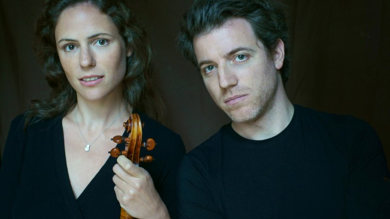 Zwei Personen, eine Frau mit einer Geige und ein Mann, posieren vor einem dunklen Hintergrund. Beide tragen schwarze Kleidung., © copyright_UweNeumann Zwei Personen, eine Frau mit einer Geige und ein Mann, posieren vor einem dunklen Hintergrund. Beide tragen schwarze Kleidung., © copyright_UweNeumann
