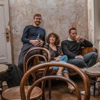 Eine Gruppe von sechs Personen sitzt in einem gem&uuml;tlichen Raum mit rustikaler Einrichtung und unterh&auml;lt sich entspannt., &copy; SMG, Martina Denker