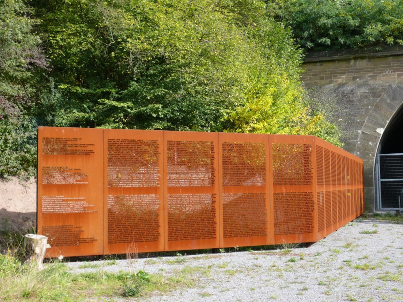 Namenswand vor dem Tunnel, © Stadt Leonberg