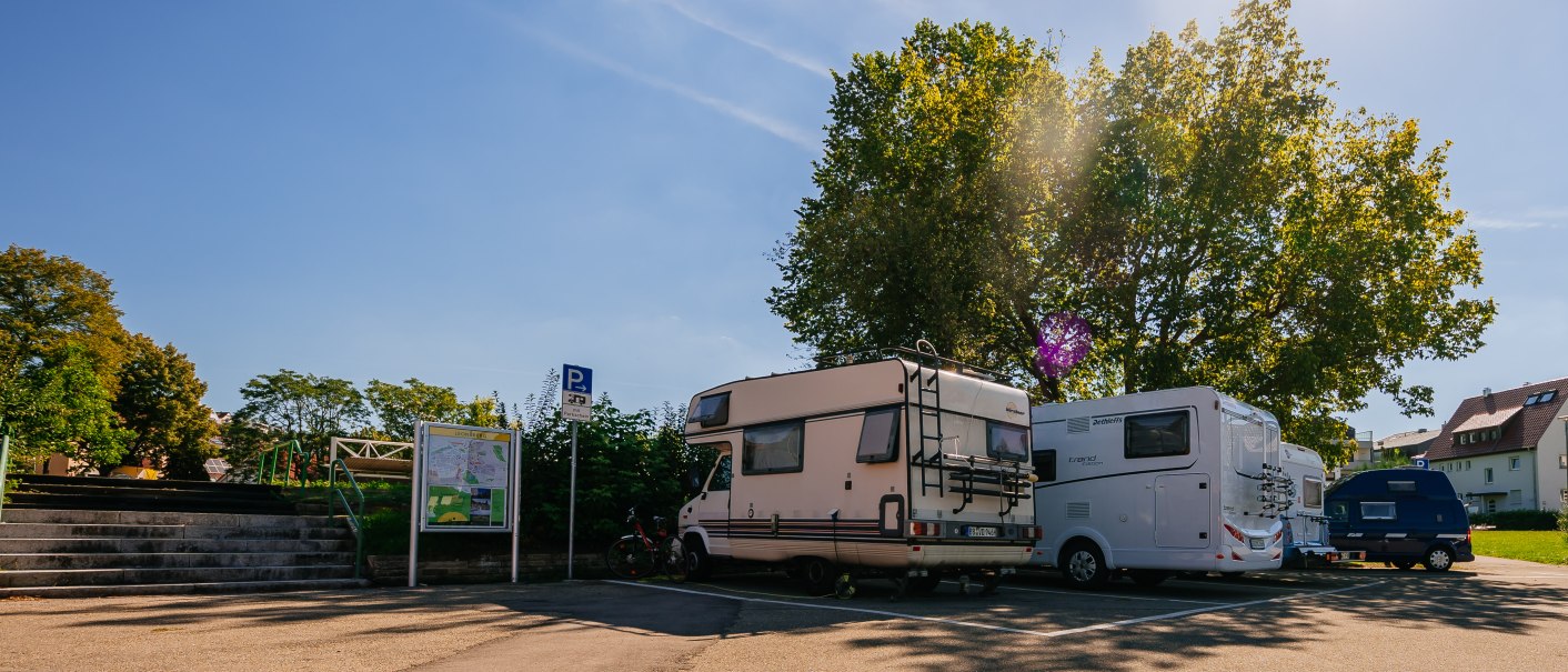 Wohnmobilstellplatz in Leonberg mit mehreren geparkten Wohnmobilen unter klarem, blauem Himmel und Sonnenschein., © Stuttgart-Marketing GmbH, Thomas Niedermüller Wohnmobilstellplatz in Leonberg mit mehreren geparkten Wohnmobilen unter klarem, blauem Himmel und Sonnenschein., © Stuttgart-Marketing GmbH, Thomas Niedermüller