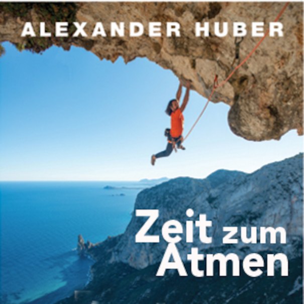 Kletterer an Felswand über Küstenlandschaft, Meer im Hintergrund. Text: Alexander Huber, Zeit zum Atmen., © Sektion Geislingen e.V. des deutschen Alpenvereins (D.A.V.) e.V.