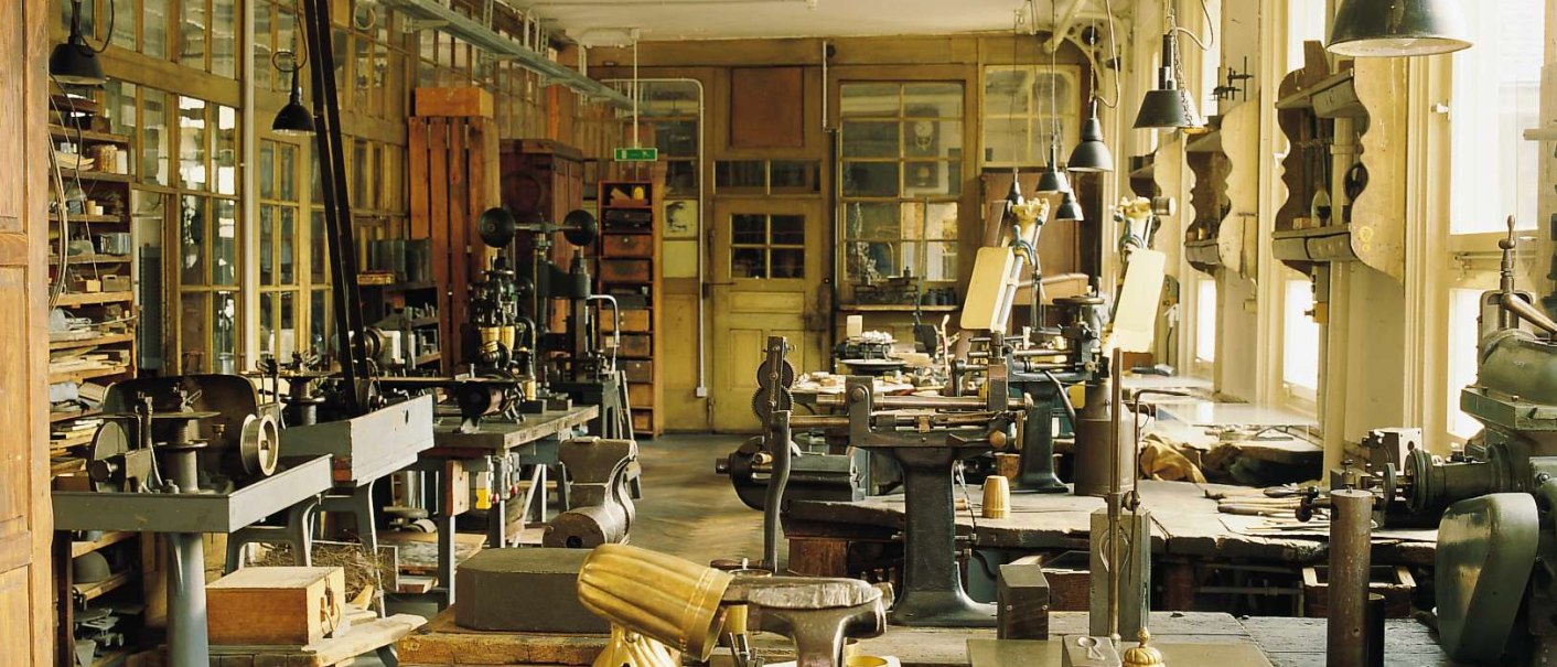 Historische Werkstatt mit alten Maschinen und Werkzeugen im Silberwarenmuseum Ott-Pausersche Fabrik, Schwäbisch Gmünd., © Stuttgart-Marketing GmbH Historische Werkstatt mit alten Maschinen und Werkzeugen im Silberwarenmuseum Ott-Pausersche Fabrik, Schwäbisch Gmünd., © Stuttgart-Marketing GmbH