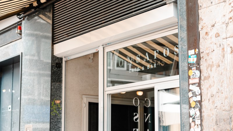 Eingang eines Cafés mit der Aufschrift 'ConSafos Café & Bar' auf der Glastür. Daneben eine Wand mit Aufklebern., © SMG Stuttgart Marketing GmbH - Sarah Schmid Eingang eines Cafés mit der Aufschrift 'ConSafos Café & Bar' auf der Glastür. Daneben eine Wand mit Aufklebern., © SMG Stuttgart Marketing GmbH - Sarah Schmid