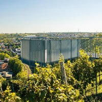 Die Aussichtskanzel in Besigheim bietet einen weiten Blick über die Stadt und die umliegenden Weinberge unter klarem Himmel., © Stuttgart-Marketing GmbH, Sarah Schmid Die Aussichtskanzel in Besigheim bietet einen weiten Blick über die Stadt und die umliegenden Weinberge unter klarem Himmel., © Stuttgart-Marketing GmbH, Sarah Schmid
