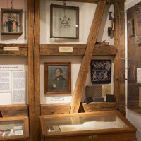 Ein Ausstellungsraum im Stadtmuseum zeigt historische Dokumente, Bilder und Werkzeuge. Holzbalken und Vitrinen pr&auml;gen das Ambiente., &copy; Stadtverwaltung Weil der Stadt