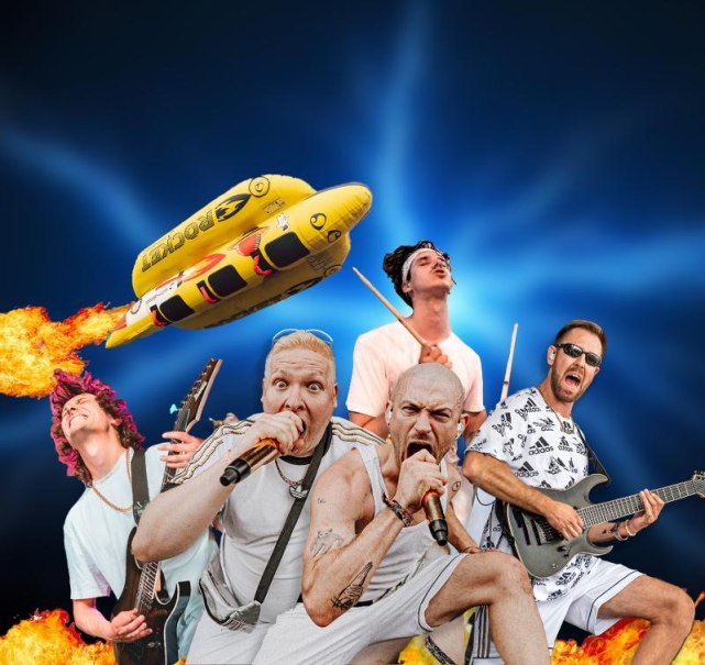 Musiker mit Gitarren und Mikrofonen vor blauem Hintergrund. Ein gelbes Schlauchboot fliegt darüber, umgeben von Flammen., © Music Circus Concertbüro GmbH & Co. KG Musiker mit Gitarren und Mikrofonen vor blauem Hintergrund. Ein gelbes Schlauchboot fliegt darüber, umgeben von Flammen., © Music Circus Concertbüro GmbH & Co. KG