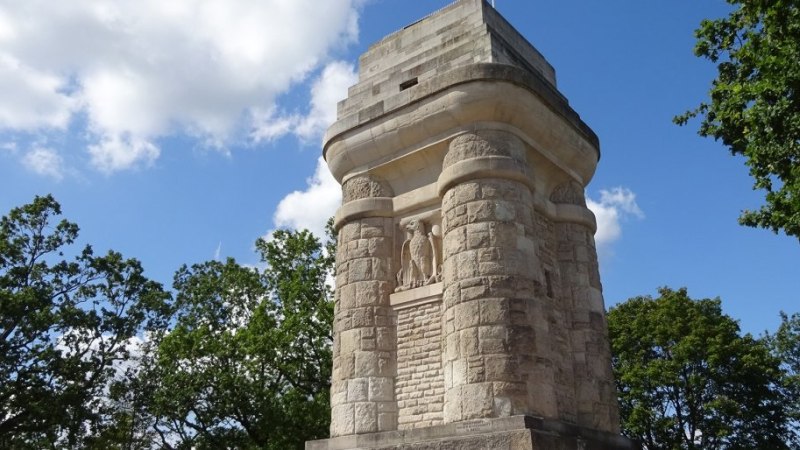 Ein steinerner Bismarckturm erhebt sich zwischen gr&uuml;nen B&auml;umen unter einem blauen Himmel mit wei&szlig;en Wolken., &copy; Stuttgart-Marketing GmbH