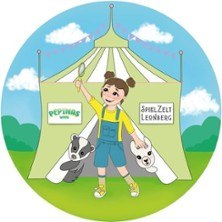 Ein fröhliches Mädchen steht vor einem Zelt mit der Aufschrift 'Pepinas Welt' und 'SpielZelt Leonberg', umgeben von Plüschtieren., © links im Bild Ein fröhliches Mädchen steht vor einem Zelt mit der Aufschrift 'Pepinas Welt' und 'SpielZelt Leonberg', umgeben von Plüschtieren., © links im Bild