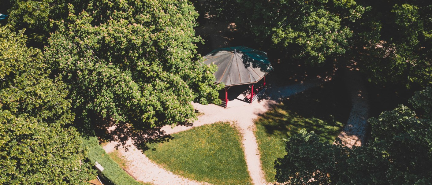Luftaufnahme eines Pavillons in einem grünen Park in Welzheim, umgeben von Bäumen und geschwungenen Wegen., © Stadt Welzheim Luftaufnahme eines Pavillons in einem grünen Park in Welzheim, umgeben von Bäumen und geschwungenen Wegen., © Stadt Welzheim