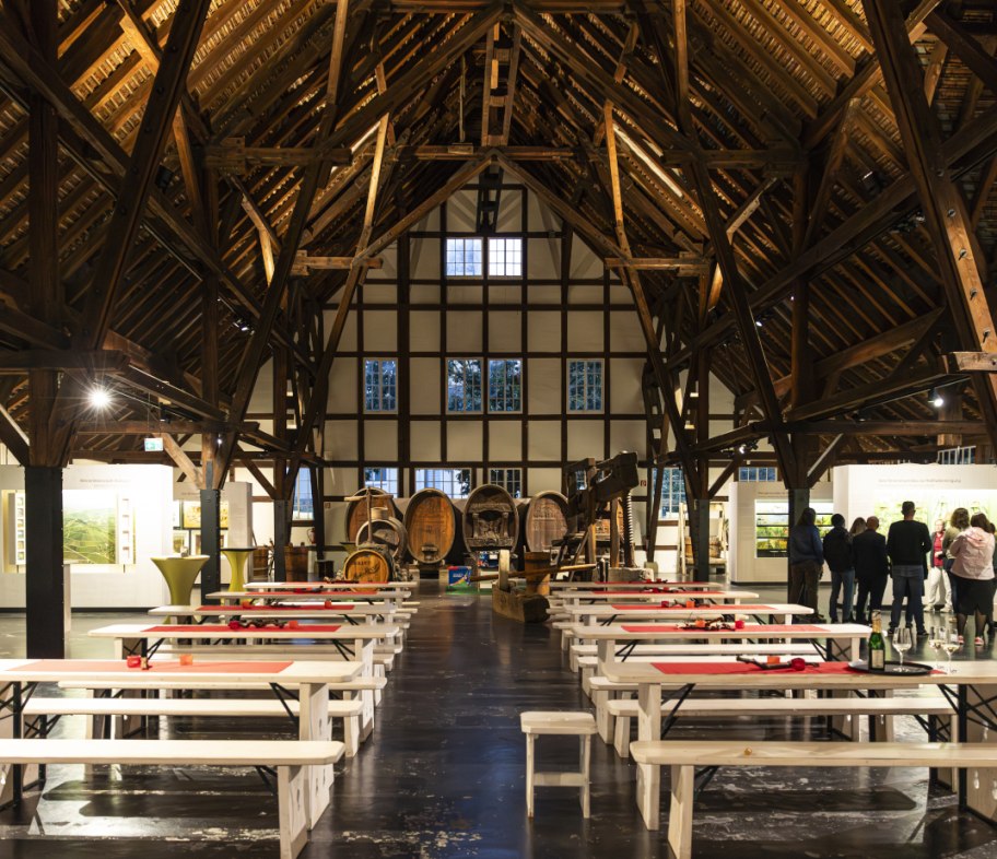 Weinbaumuseum: historischer Dachstuhl, lange Tische und B&auml;nke, Weinf&auml;sser und Besucher vor den Ausstellungen., &copy; SMG, Sarah Schmid