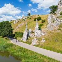 Ba-Wü_Schwäbische Alb_ Eselsburger Tal bei Herbrechtingen_Unsere Statistinnen Simone Gulkowski (rote kurze Haare)
Julia Neidhardt (lange dunkle Haare) fahren auf dem Württemberger Tälerradweg zwischen dem Bucher Stausee bei Aalen bis nach Giengen an der Brenz, © TMBW Ba-Wü_Schwäbische Alb_ Eselsburger Tal bei Herbrechtingen_Unsere Statistinnen Simone Gulkowski (rote kurze Haare)
Julia Neidhardt (lange dunkle Haare) fahren auf dem Württemberger Tälerradweg zwischen dem Bucher Stausee bei Aalen bis nach Giengen an der Brenz, © TMBW