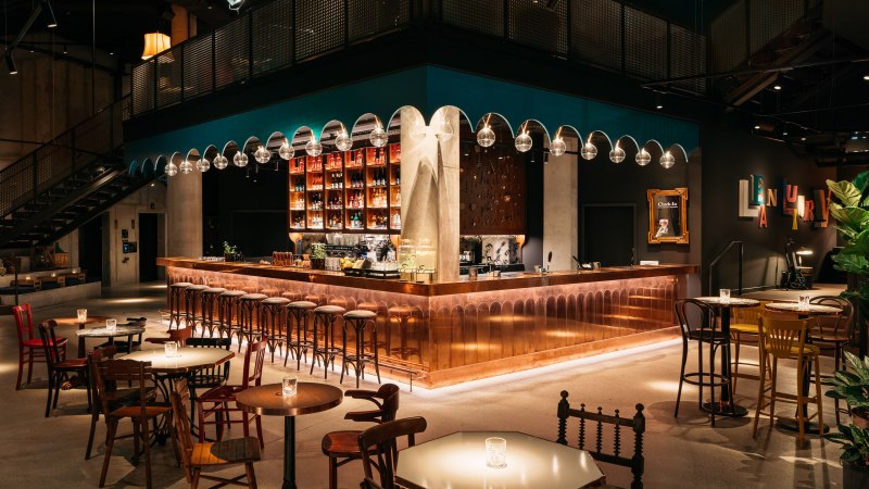 Stilvolle Bar mit Kupfertheke, hängenden Glaskugelleuchten und gemütlichen Sitzbereichen. Moderne Einrichtung mit warmem Licht und dekorativen Elementen., © © Ruby Hotels