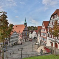 Der Marktplatz in Backnang zeigt malerische Fachwerkh&auml;user und einen gepflasterten Platz. Im Hintergrund ist ein Turm mit gr&uuml;nem Dach zu sehen., &copy; Edgar Layher Fotografie