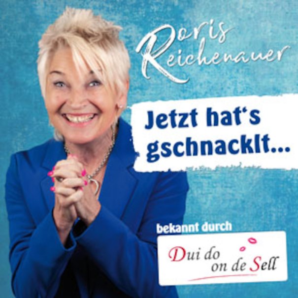 Frau in blauem Blazer lächelt vor blauem Hintergrund. Text: "Jetzt hat's gschnacklt..." und "bekannt durch Dui do on de Sell"., © C² CONCERTS GmbH Frau in blauem Blazer lächelt vor blauem Hintergrund. Text: "Jetzt hat's gschnacklt..." und "bekannt durch Dui do on de Sell"., © C² CONCERTS GmbH