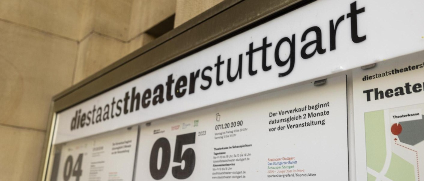 Nahaufnahme eines Informationsschilds der Staatstheater Stuttgart mit Veranstaltungshinweisen und Kontaktdaten., © Stuttgart-Marketing GmbH, Sarah Schmid