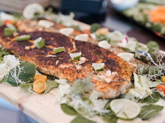 Gegrillter Fisch mit Limettenstücken und Gemüse auf einem Buffet angerichtet., © Cool-Tours StattReisen