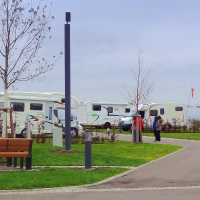 Wohnmobilstellplatz mit mehreren Wohnmobilen, kahlen Bäumen und einer Bank. Zwei Personen stehen auf dem Weg. Trübes Wetter., © Panorama Therme Beuren, Birgit Eschment Wohnmobilstellplatz mit mehreren Wohnmobilen, kahlen Bäumen und einer Bank. Zwei Personen stehen auf dem Weg. Trübes Wetter., © Panorama Therme Beuren, Birgit Eschment
