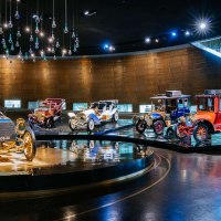 Historische Autos in einer Ausstellung im Mercedes-Benz Museum, beleuchtet unter einer Decke mit h&auml;ngenden Glaskugeln., &copy; Stuttgart-Marketing GmbH, Thomas Niederm&uuml;ller