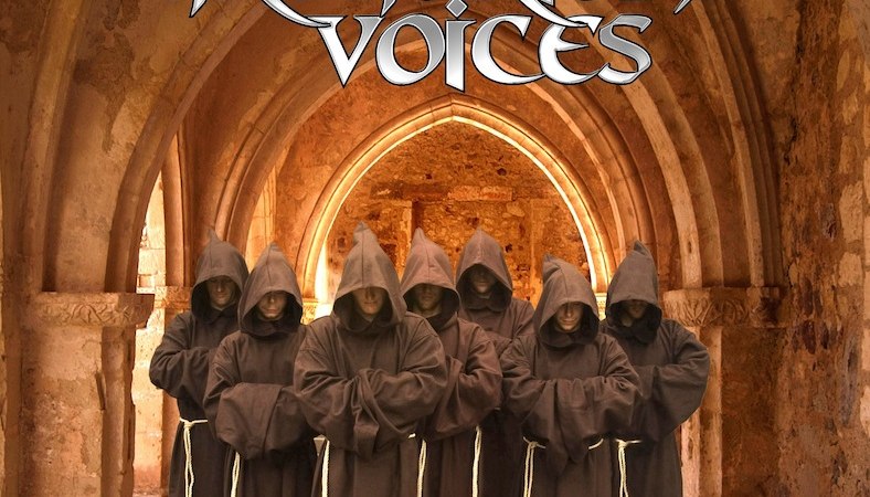 Mönche in braunen Kutten stehen in einem alten Gewölbe mit gotischen Bögen. Der Schriftzug 'The Gregorian Voices' ist darüber zu sehen., © TCM Entertainment GmbH & Co. KG Mönche in braunen Kutten stehen in einem alten Gewölbe mit gotischen Bögen. Der Schriftzug 'The Gregorian Voices' ist darüber zu sehen., © TCM Entertainment GmbH & Co. KG