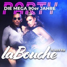 Cover der Mega 90er Jahre Party mit La Bouche. Zwei Personen posieren vor einem dunklen Hintergrund mit Nebel und Lichteffekten., © links im Bild