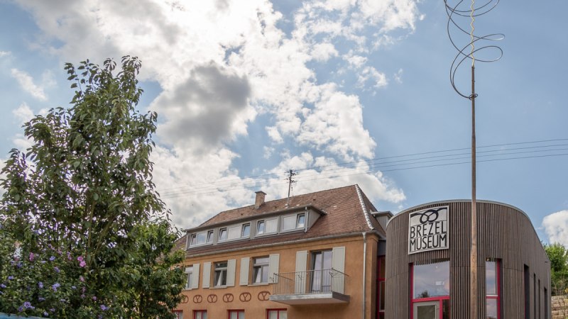 Das BrezelMuseum zeigt einen modernen Anbau neben einem älteren Gebäude unter einem bewölkten Himmel., © BrezelMuseum/Tourismusgemeinschaft Marbach-Bottwartal