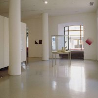 Galerie mit Skulpturen und Kunstwerken, darunter eine weibliche Figur und eine Büste. Helle Wände und große Fenster schaffen eine offene Atmosphäre., © Stuttgart-Marketing GmbH