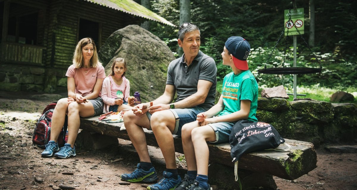 Picknick an der Rolf-Hamann-Hütte, © Freizeit & Tourismus Bad Liebenzell GmbH Picknick an der Rolf-Hamann-Hütte, © Freizeit & Tourismus Bad Liebenzell GmbH