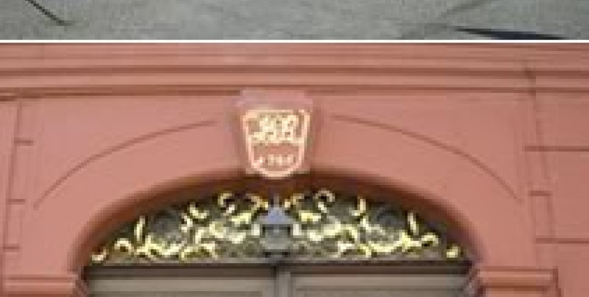 Oben: Fachwerkhäuser an einem Platz. Unten: Verziertes Holztor mit Wappen und Jahreszahl 1749. Oben: Fachwerkhäuser an einem Platz. Unten: Verziertes Holztor mit Wappen und Jahreszahl 1749.