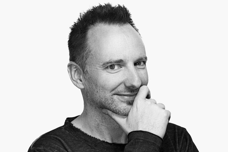 Ein Mann mit kurzem Haar l&auml;chelt in die Kamera und st&uuml;tzt sein Kinn mit der Hand. Der Hintergrund ist wei&szlig;., &copy; Stadtverwaltung Marbach