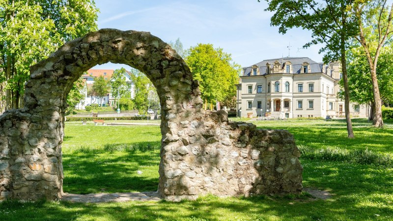 heller Ruinenbogen auf grüner Wiese, rechts im Hintergrund das helle Steingebäude des Neuen Schlosses, © Stadt Gaildorf heller Ruinenbogen auf grüner Wiese, rechts im Hintergrund das helle Steingebäude des Neuen Schlosses, © Stadt Gaildorf