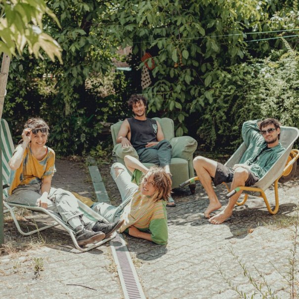 Vier Personen stehen lächelnd vor einem alten, verwitterten Gebäude. Sie wirken entspannt und freundlich., © Kulturhaus Schwanen