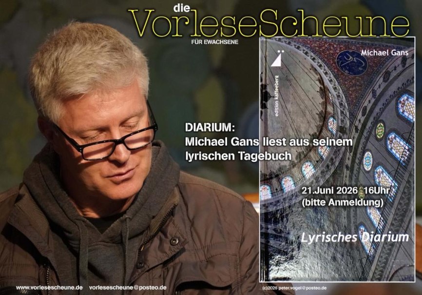 Ein Mann mit Brille liest aus einem Buch. Daneben ein Poster f&uuml;r eine Lesung von Michael Gans am 21. Juni 2026 in der VorleseScheune., &copy; Peter Vogel